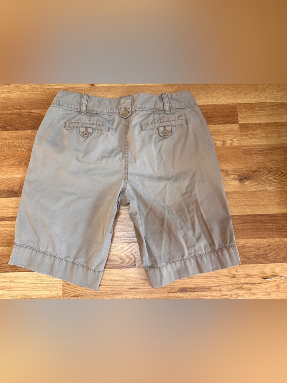 Ann Taylor Loft Women’s Chino Shorts Size Beige Tan w/Pockets Belt Loops Size 8 - Picture 2 of 7